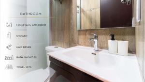 Ένα μπάνιο στο 503 Walk the City Center 1Bdrm 1 bath AC Rooftop +35 φωτογραφίες
