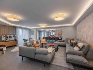 a large living room with couches and a television at Grand appartement raffiné et design à Courchevel, 5 chambres, 10 pers., proche remontées mécaniques - FR-1-563-14 in Courchevel