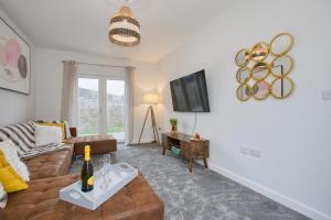 海尔Harveys Yard by Signature Stays - Hayle House - Parking - Sleeps 6的客厅里有一张沙发和一张桌子。