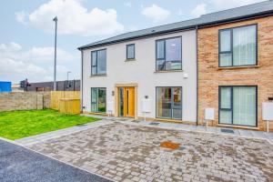 海尔Harveys Yard by Signature Stays - Hayle House - Parking - Sleeps 6的车道砖屋外景