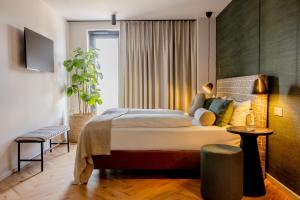 科尔申布罗赫Gasthaus Stappen的一间卧室,配有一张大床和一扇大窗户。