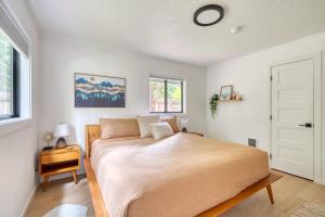 Postel nebo postele na pokoji v ubytování Forest Cabin Retreat - Dog Friendly - Hot Tub