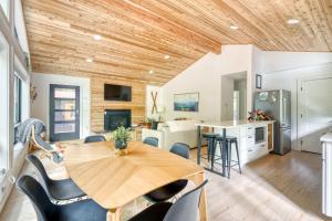 Kuchyň nebo kuchyňský kout v ubytování Forest Cabin Retreat - Dog Friendly - Hot Tub + 34 fotografií