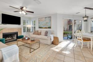 ein Wohnzimmer mit Couch und Kamin in der Unterkunft Harbour Oaks #401 in Saint Simons Island