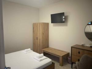 a room with a bed and a table and a tv at La casa de verano in Skala Sotiros