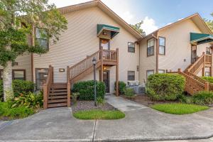 ein Haus mit einer Treppe davor in der Unterkunft Harbour Oaks #403 in Saint Simons Island