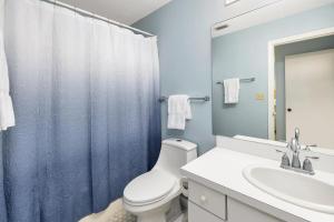 ein Badezimmer mit Toilette, Waschbecken und Spiegel in der Unterkunft Harbour Oaks #403 in Saint Simons Island + 13 Fotos