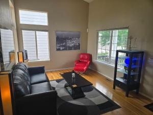 Χώρος καθιστικού στο Luxurious Highlands Ranch Home With private hot tub