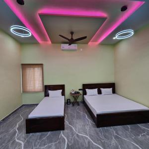 Postel nebo postele na pokoji v ubytování Kanha Hotel and Restaurant