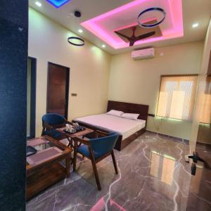 Postel nebo postele na pokoji v ubytování Kanha Hotel and Restaurant