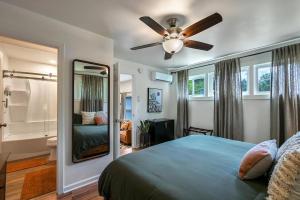 Ένα ή περισσότερα κρεβάτια σε δωμάτιο στο Cozy Love Nest 1BR - minutes to Downtown Asheville