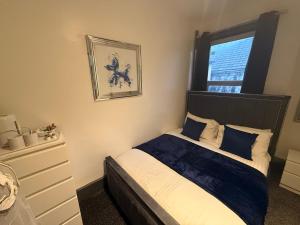 een slaapkamer met een bed en een raam bij ONYX Hotel Blackpool in Blackpool