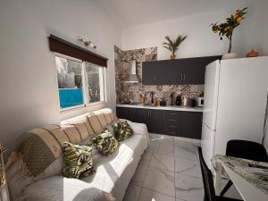 ein Wohnzimmer mit Sofa und eine Küche in der Unterkunft Avenida 52 C in Argual