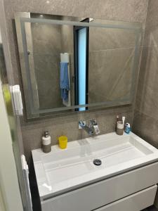a white bathroom sink with a large mirror at SUPERBE Villa PISCINE moderne - Cap brun - plage de Toulon in Toulon +6 photos