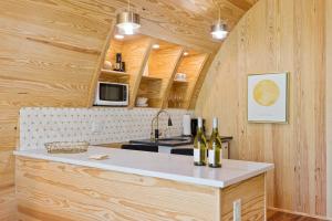 Η κουζίνα ή μικρή κουζίνα στο Romantic Chardonnay Wine Barrel Cabin +21 φωτογραφίες