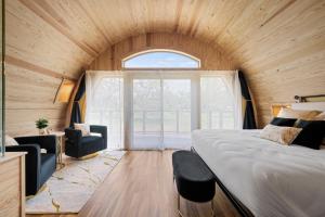 Ένα ή περισσότερα κρεβάτια σε δωμάτιο στο Romantic Chardonnay Wine Barrel Cabin