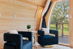 Χώρος καθιστικού στο Romantic Chardonnay Wine Barrel Cabin
