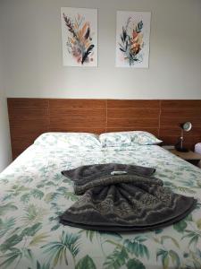 a blanket on a bed in a bedroom at Flat Pé de Mamão in Campinas +31 photos