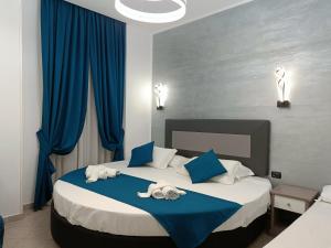 罗马House 4 Mori的一间卧室,床上有毛巾动物 更多122张照片