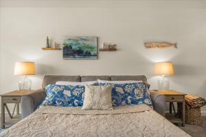 Un dormitorio con una cama con dos mesas y dos lámparas. en Oceanfront Suite - Top Floor - Sleeps 4 - Pool and Sauna, en Lincoln City