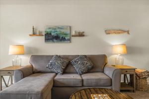 Una sala de estar con un sofá y dos lámparas. en Oceanfront Suite - Top Floor - Sleeps 4 - Pool and Sauna, en Lincoln City