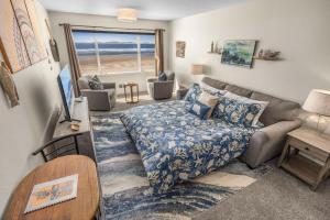 una sala de estar con una cama y un sofá en Oceanfront Suite - Top Floor - Sleeps 4 - Pool and Sauna, en Lincoln City