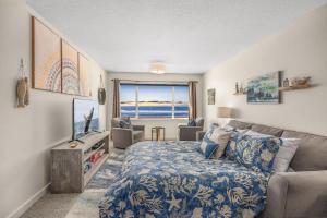 una sala de estar con una cama y un sofá en Oceanfront Suite - Top Floor - Sleeps 4 - Pool and Sauna, en Lincoln City 47 fotos más