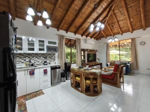 a kitchen and living room with a table in it at Cabaña de Elsa in Olón