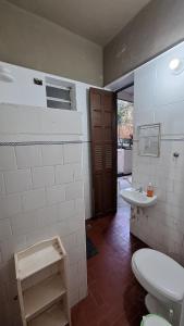 une salle de bains avec toilettes et lavabo dans l'établissement Casa com amplo quintal, a paz ao lado do Centro, à Rio de Janeiro 29 autres photos