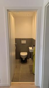 un baño con inodoro y lavabo en Nord 37, en Annweiler am Trifels 20 fotos más