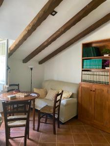 ein Wohnzimmer mit Sofa und Tisch in der Unterkunft Casa Rural La Abuela Obdulia in Piornal