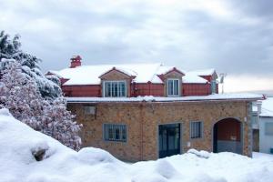 a house with snow on the roof at Casa Rural La Abuela Obdulia in Piornal