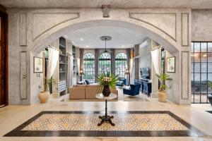 トゥルムにあるCasa Halo - Mansion, Nightclub, Pool, Sonos, Gated, Staffのソファとテーブルのあるリビングルーム