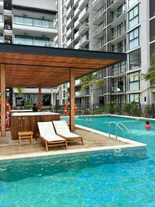 una piscina con cenador junto a un edificio en Loft Industrial Salinas del Mar, Pozos Colorados, en Santa Marta