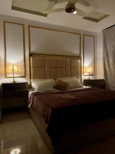 Postel nebo postele na pokoji v ubytování 103 Casa Bella 2BHK Modern Apartment with Balcony