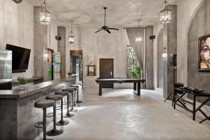 トゥルムにあるCasa Halo - Mansion, Nightclub, Pool, Sonos, Gated, Staffの- ゲームルーム(ビリヤード台、スツール付) +37枚の写真