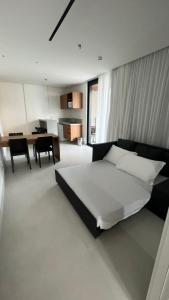 une chambre avec un grand lit et une salle à manger dans l'établissement Porto Alto Resort - Porto de Galinhas, à Porto de Galinhas