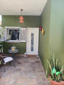 una stanza con tavolo e finestra e tavolo e sedie di casa abuelo bacallado a La Laguna