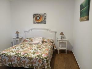 una camera da letto con un letto e due comodini di casa abuelo bacallado a La Laguna