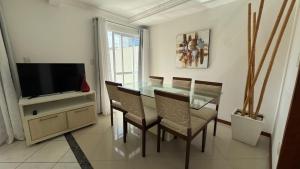 Et tv og/eller underholdning på B935 - Apto 3 quartos para 07 pessoas em Bombinhas