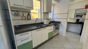 Køkken eller tekøkken på B935 - Apto 3 quartos para 07 pessoas em Bombinhas