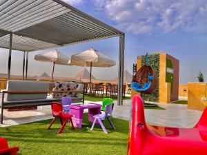 O zonă de relaxare la Palm Pyramid View Inn