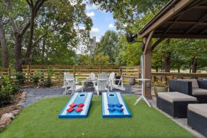 eine Terrasse mit zwei Tischtennisplatten im Gras in der Unterkunft The Dobbs Atlanta Beltline - Luxury & Location, 1 Mile to Downtown Atlanta in Atlanta