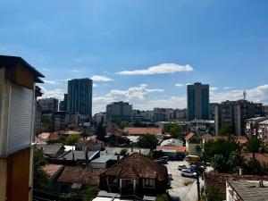 - une vue sur une ville avec de grands bâtiments dans l'établissement Modern Flat in Prishtina Centre, à Pristina