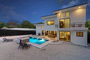 Bazén v ubytování Modern 4BR Villa with Pool nebo v jeho okolí