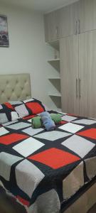 a bedroom with a bed with a black and white pattern at Ave paraiso in Cochabamba