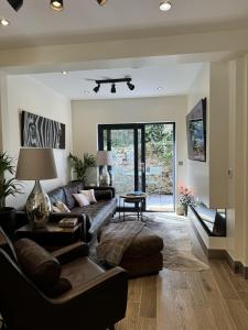 ein Wohnzimmer mit Sofa und Tisch in der Unterkunft Trevor Street in Holywood