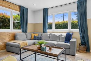 una sala de estar con un sofá y una mesa en No bad days in San Diego, en San Diego