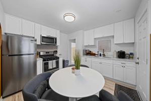Una cocina blanca con una mesa y sillas blancas. en No bad days in San Diego, en San Diego