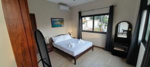 Ένα ή περισσότερα κρεβάτια σε δωμάτιο στο Sren Self catering Apartment